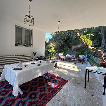 House With Beautiful Garden In Plomariアパートメント エクステリア 写真